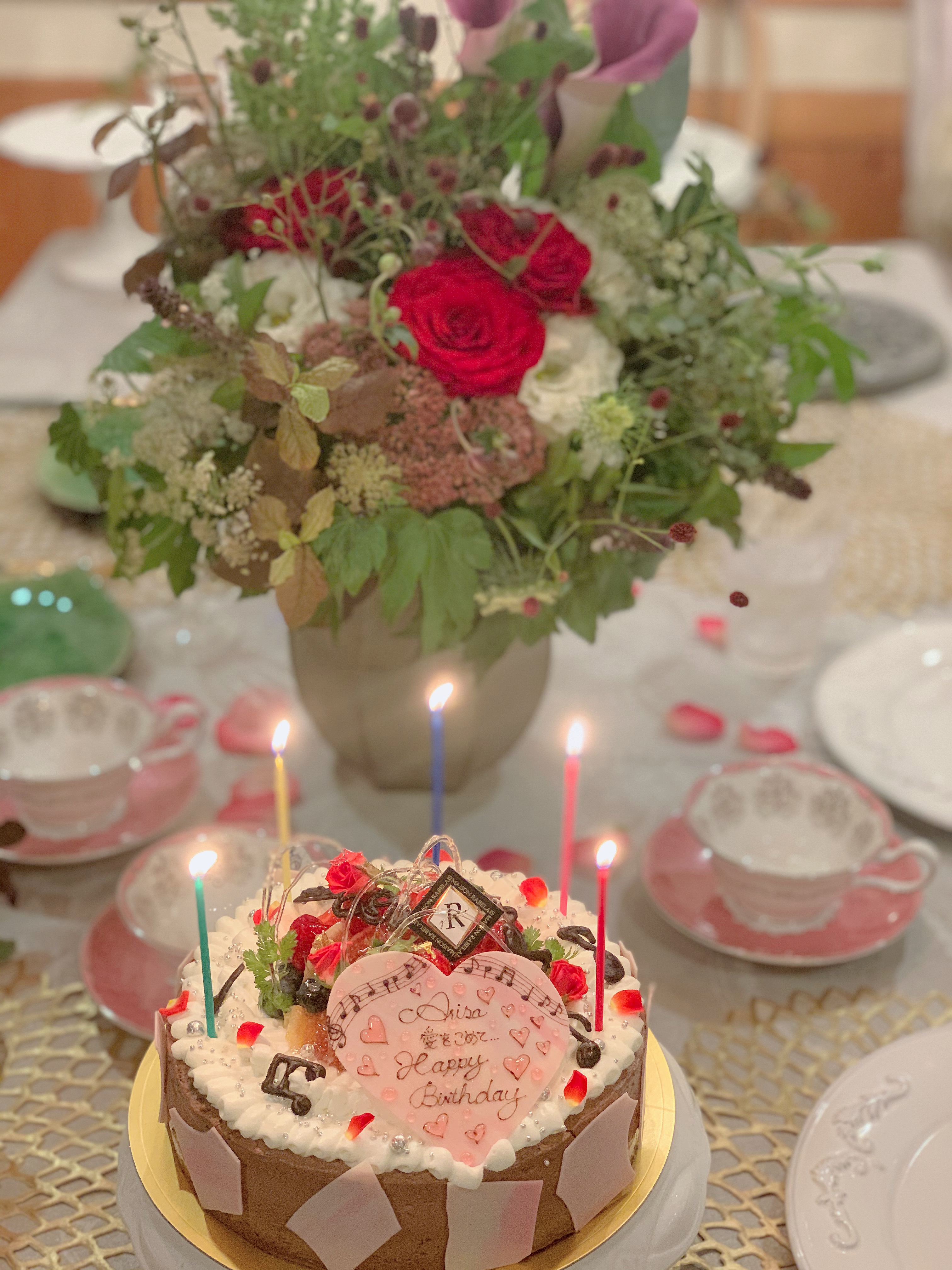 可愛いバースデーケーキと花のあるテーブル | 広島県安芸郡｜フラワー