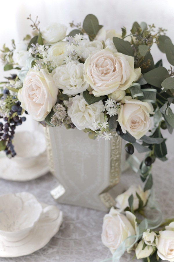 エレガントな白いローズを使った 華やかな装花アレンジ 広島県安芸郡 フラワー教室 オーダーフラワーのla Rose Blanche